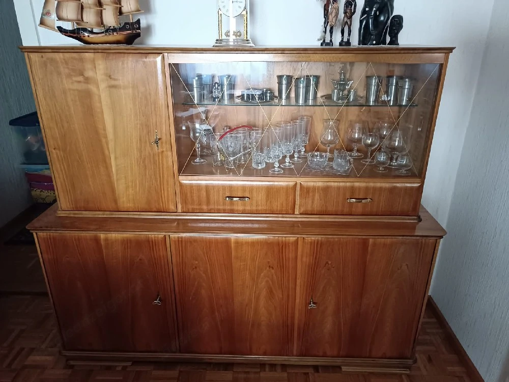 Vitrinenschrank 