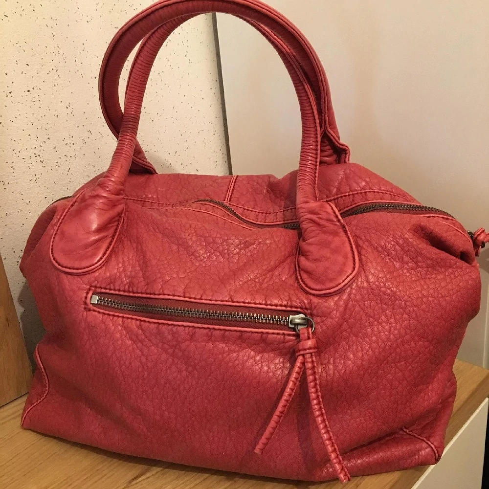 rote Ledertasche 