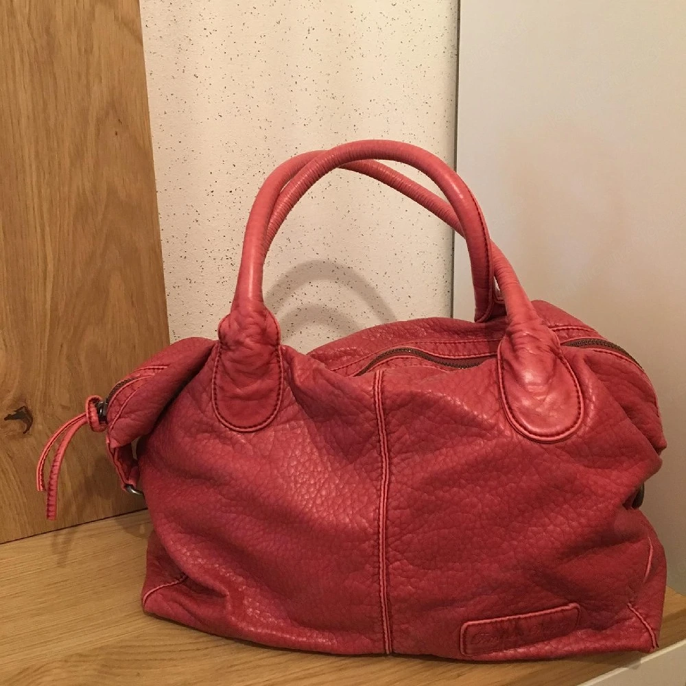 rote Ledertasche 