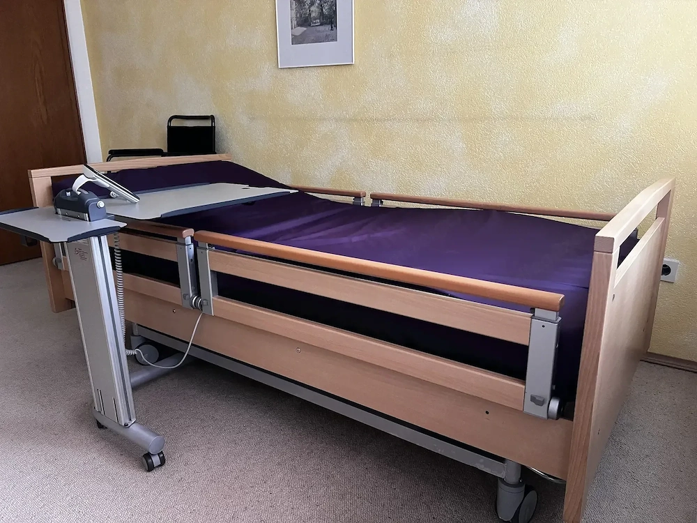 Elektrisches Pflegebett inkl. Trapez mit Beistelltisch 