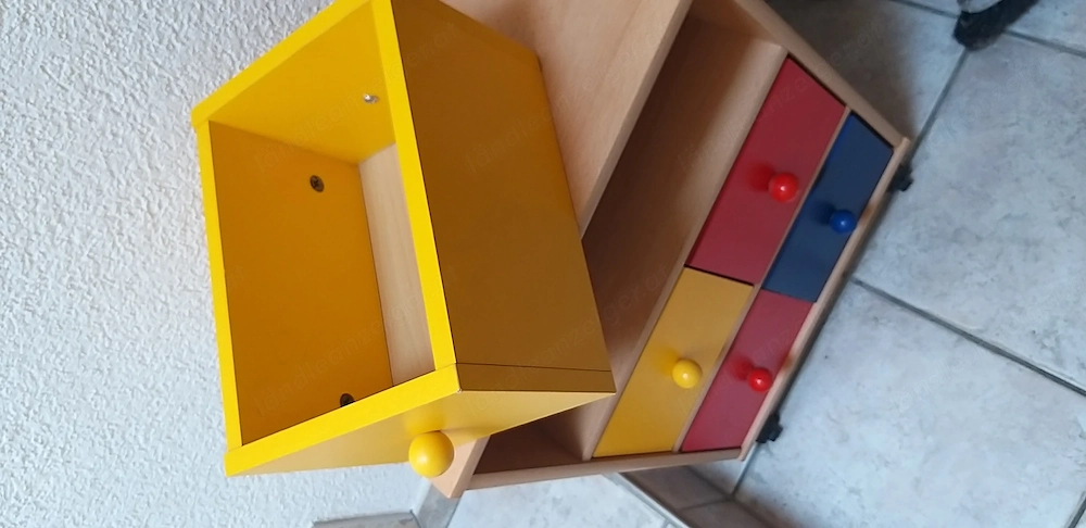 Kinderkommode mit Schubladen auf Rollen