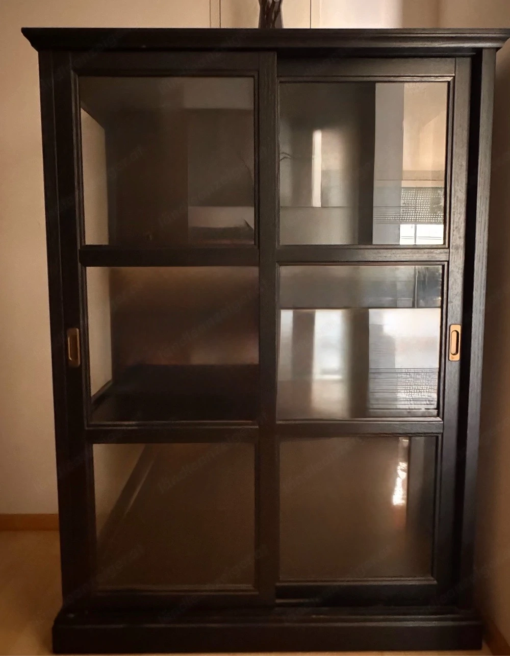 IKEA Vitrinenschrank mit Glasschiebetüren   Schwarz