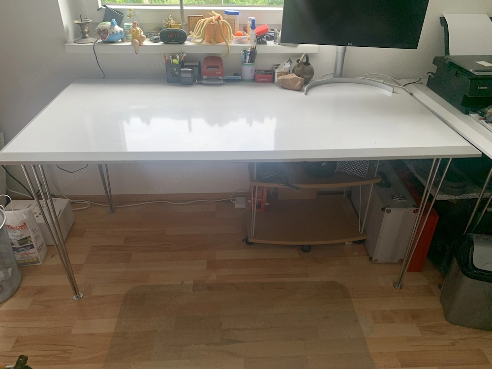2 Schreibtische grau mit Metallbeinen