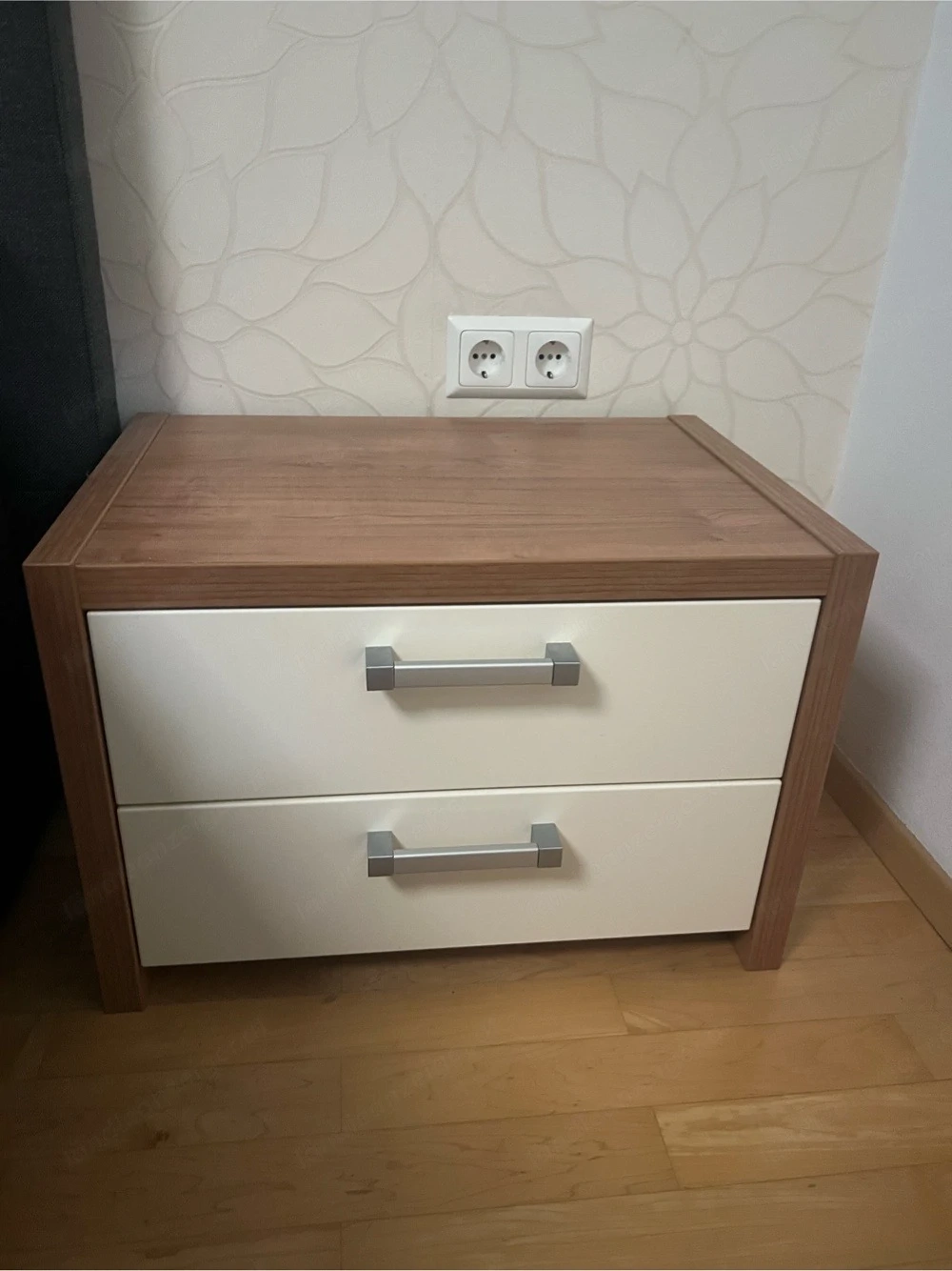 2 Nachtkästchen
