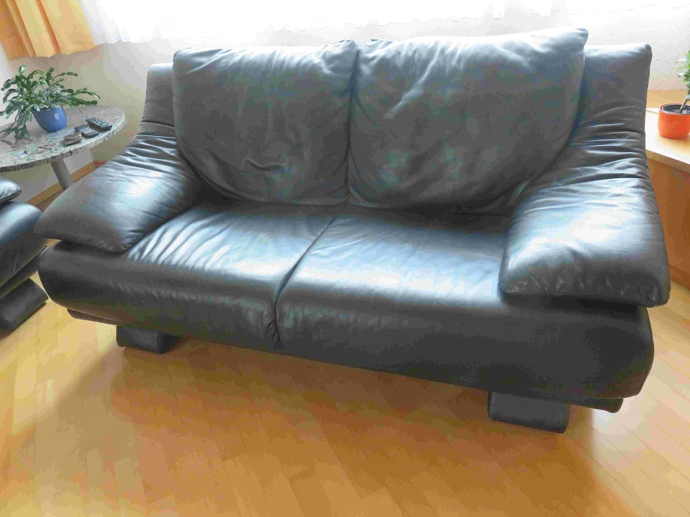 Wohnzimmer Couch Sofa mit Hocker, Tischen und Teppich