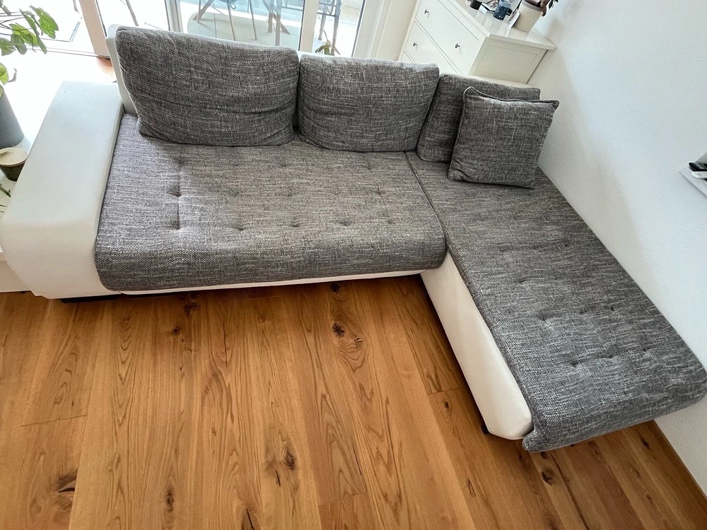 Sehr gemütliche Couch mit Stauraum und Bettfunktion + Kissen zu verkaufen! PREIS VHB!
