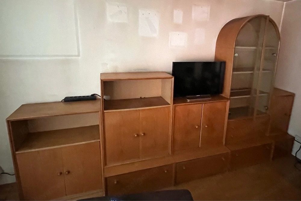 Ältere Massivholzwohnwand