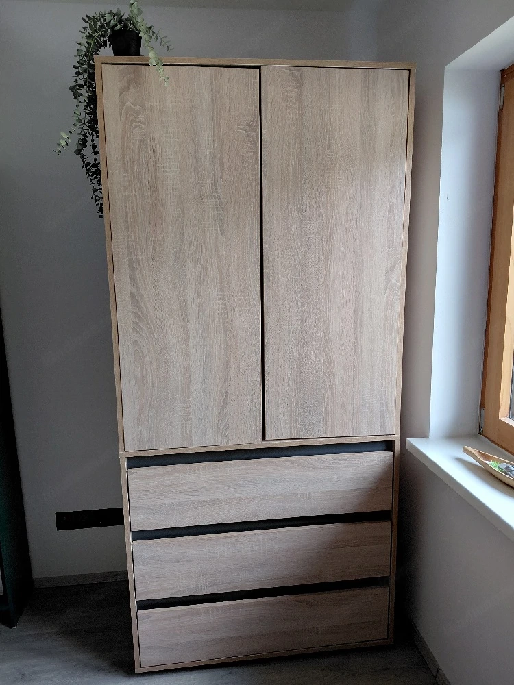 Großer Schrank