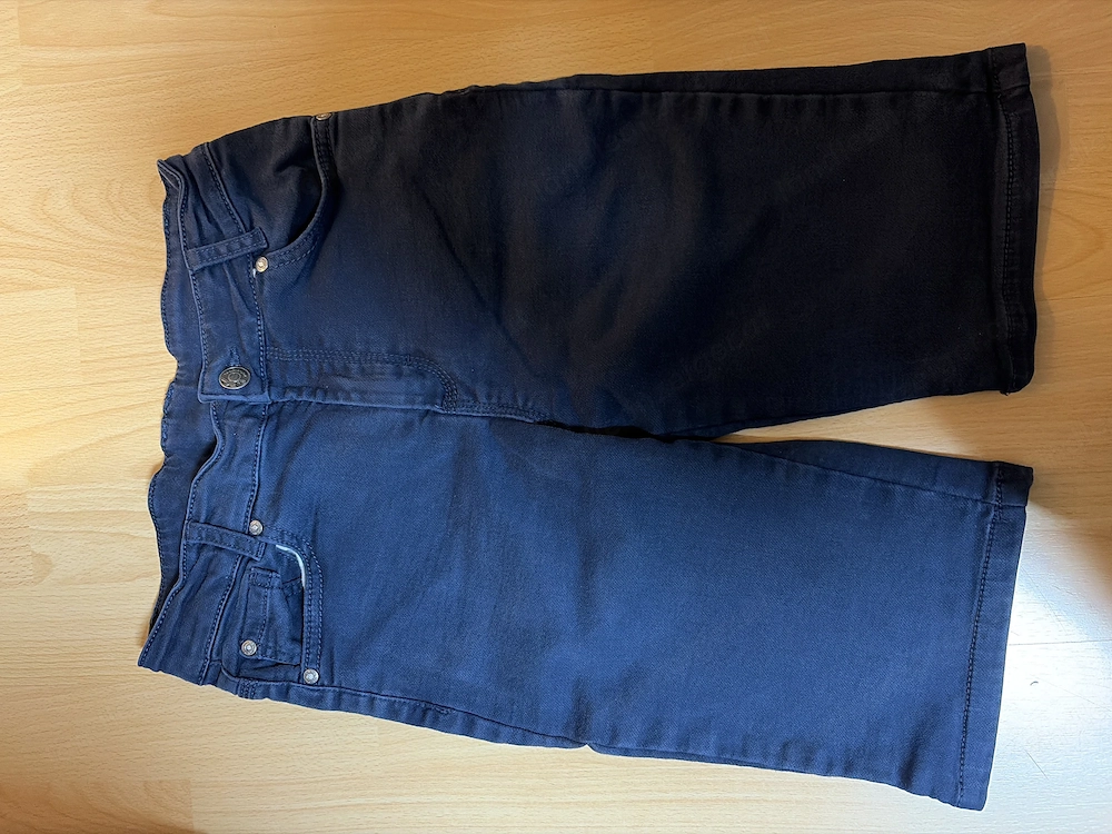 Kurze blaue Hose 