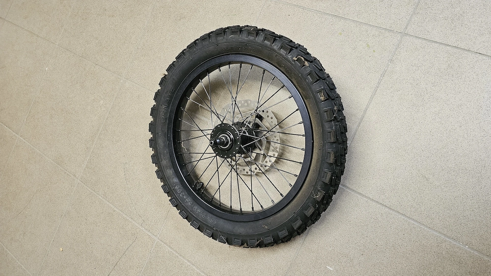 Felge mit Reifen und bremsscheige 2 Stk. Neu