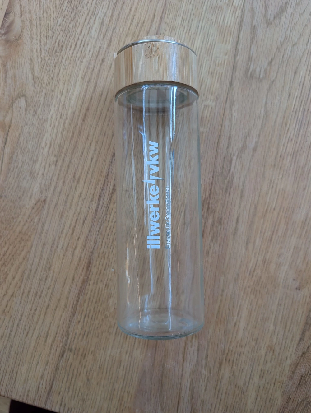 umweltfreundliche Trinkflasche aus klarem Glas mit einem stilvollen Deckel aus echtem Bambus