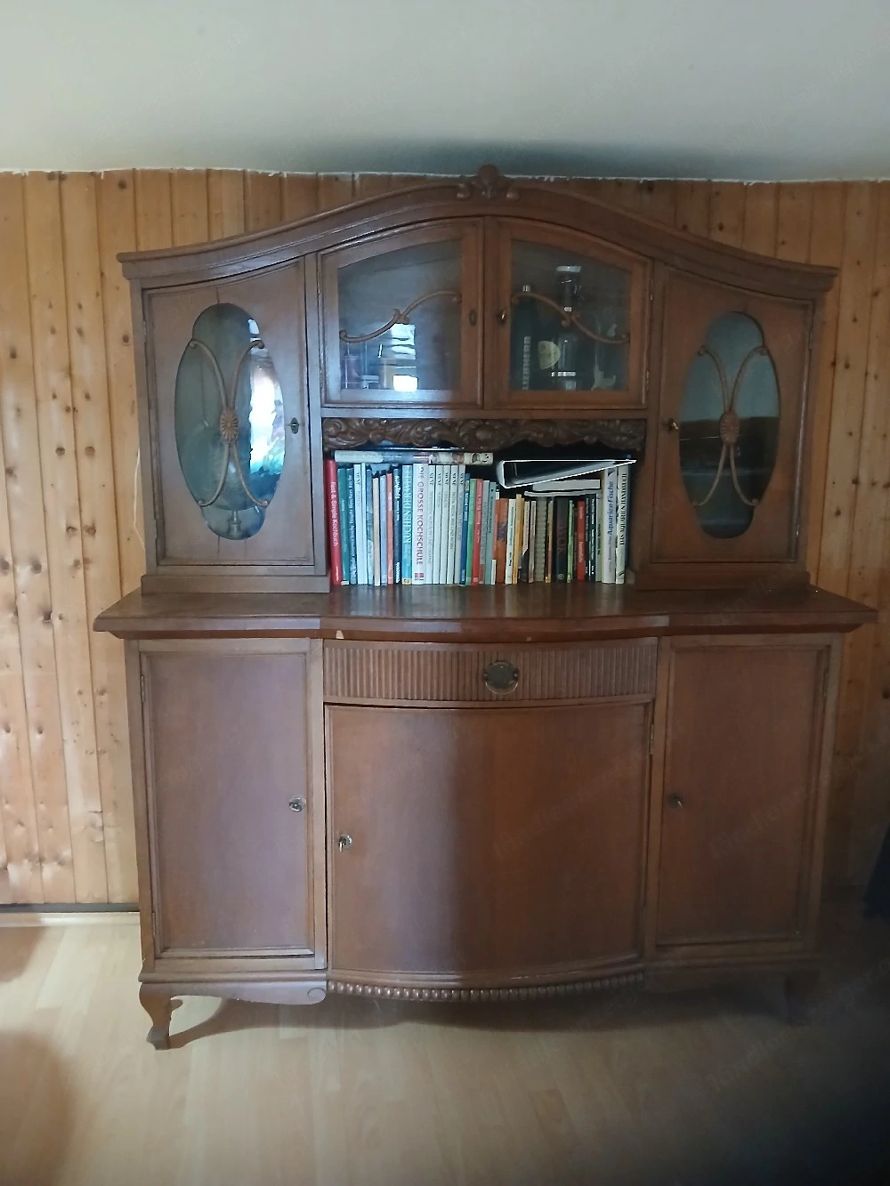 schöner alter guterhaltener schrank