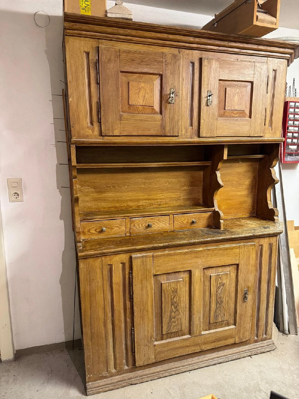 Holzschrank
