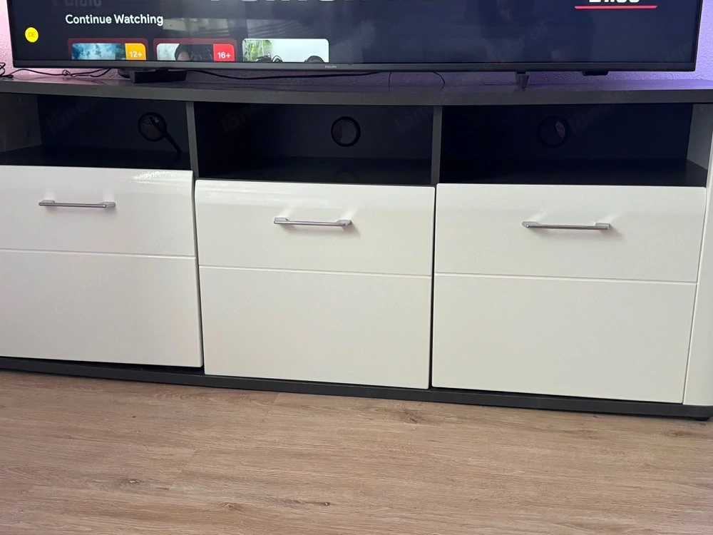 tv  board 