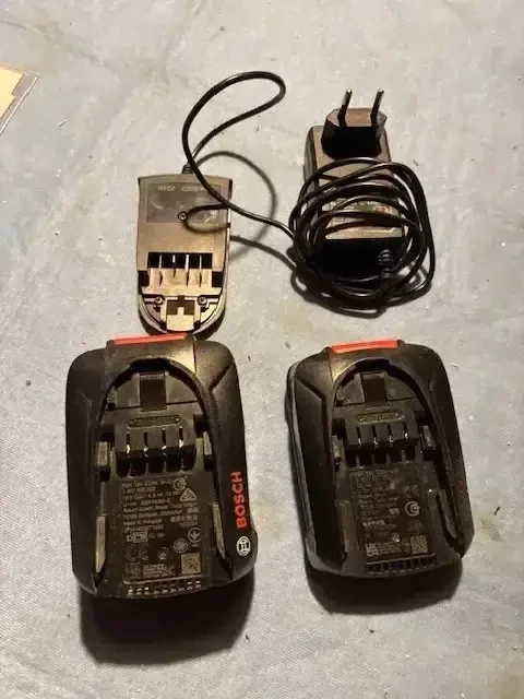 Bosch Akkus + Ladegerät zu verkaufen (z.b. für Trimmer)