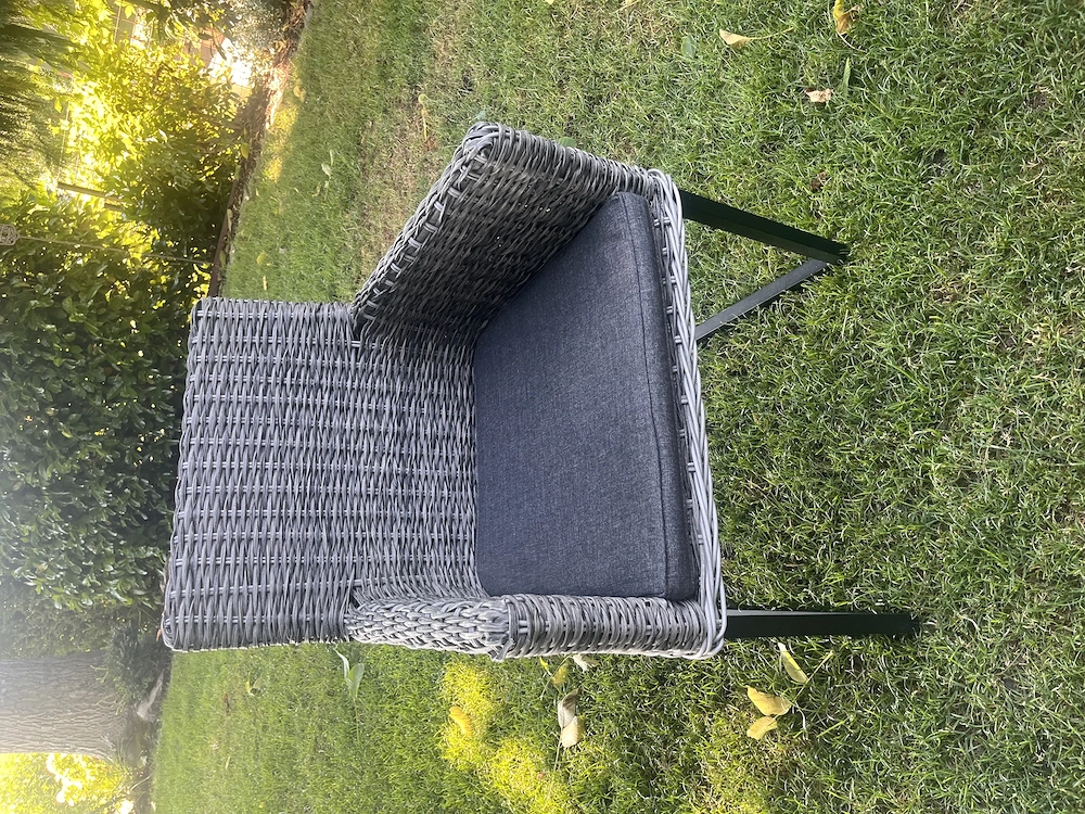 2 Gartenstühle mit Auflagen zu verschenken