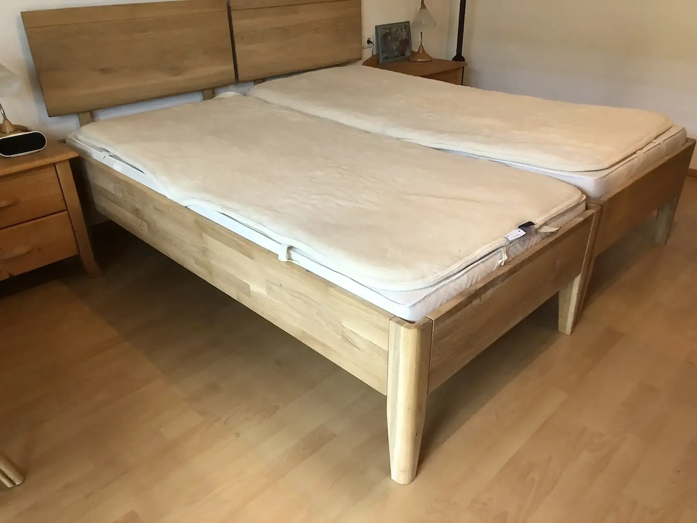 2 Vollholzbetten 
