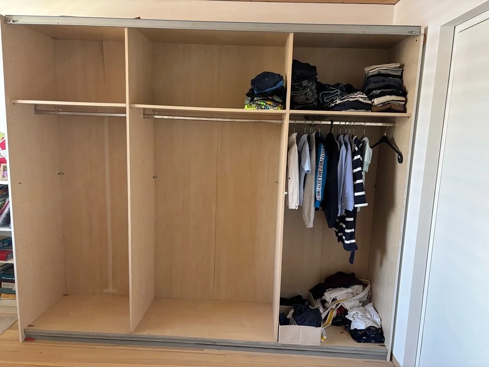 Kleiderschrank mit Schiebetüren. 