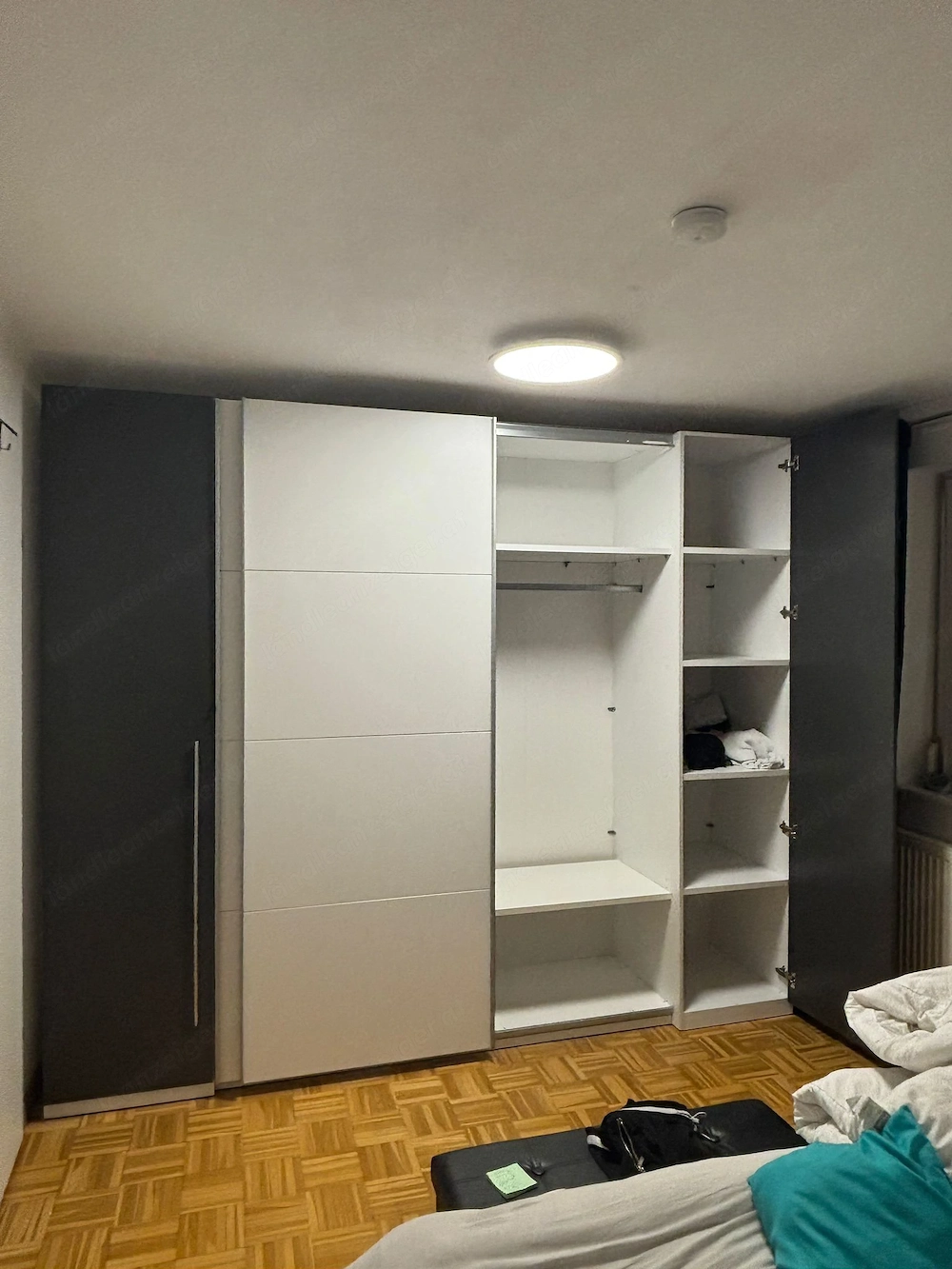 Großer Schwebetürenschrank
