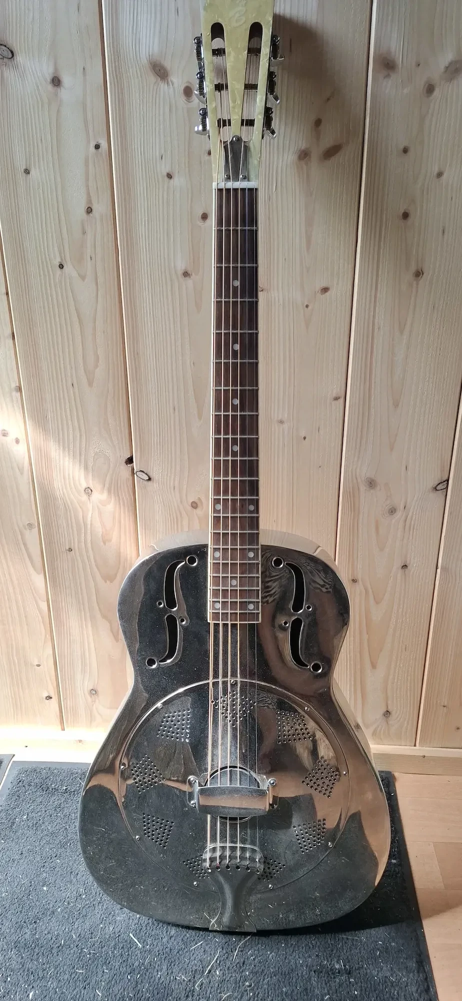 Dobro Gitarre in Chrom
