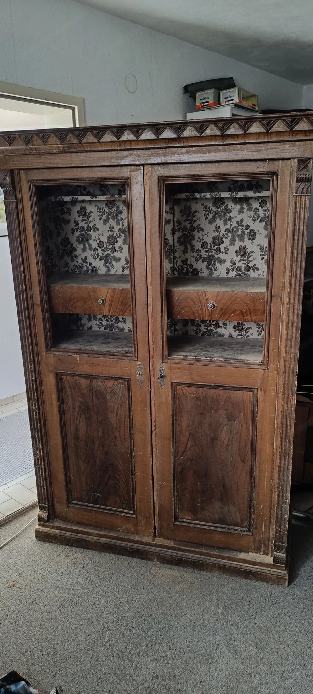 Antiker Schrank zu verschenken