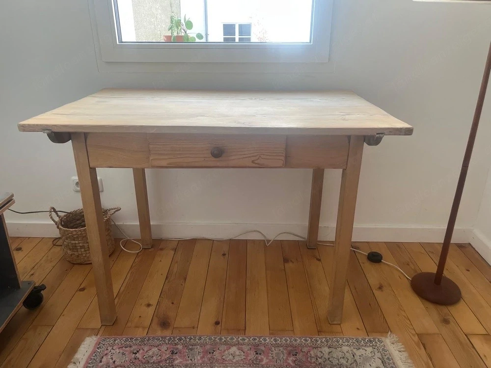Holzschreibtisch