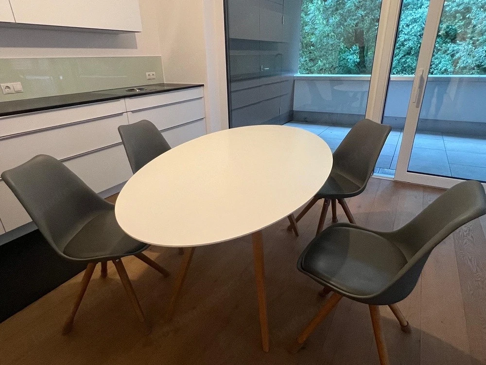 Tisch und Stühle
