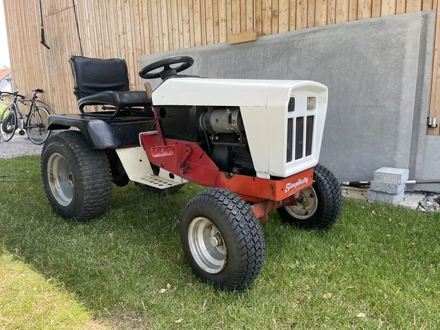 Oldtimer Rasenmähertraktor Simplicity 