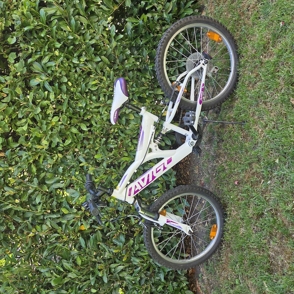 Schönes Mädchenfahrrad ikl. passender Helm