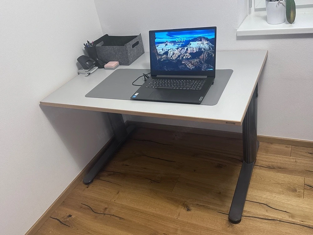 Schreibtisch für Computer,  Hausaufgaben etc.