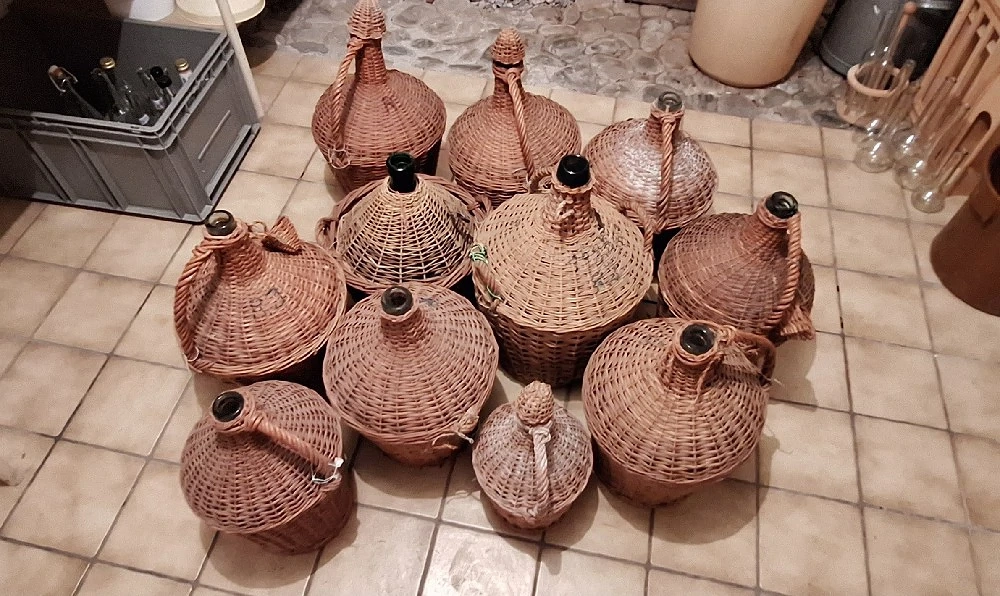 Glasballons mit Korbgeflecht
