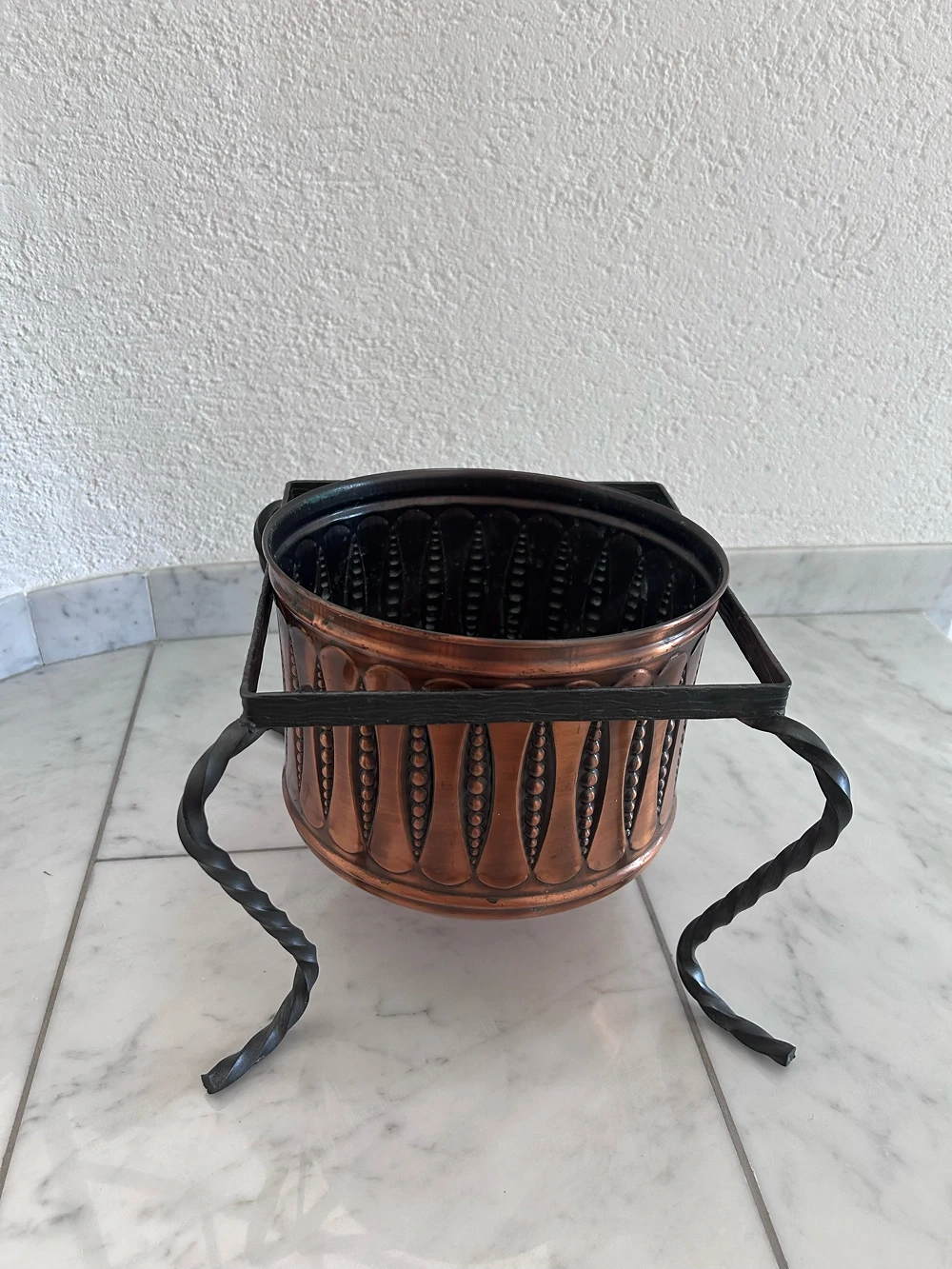 Kupfertopf auf Gestell 