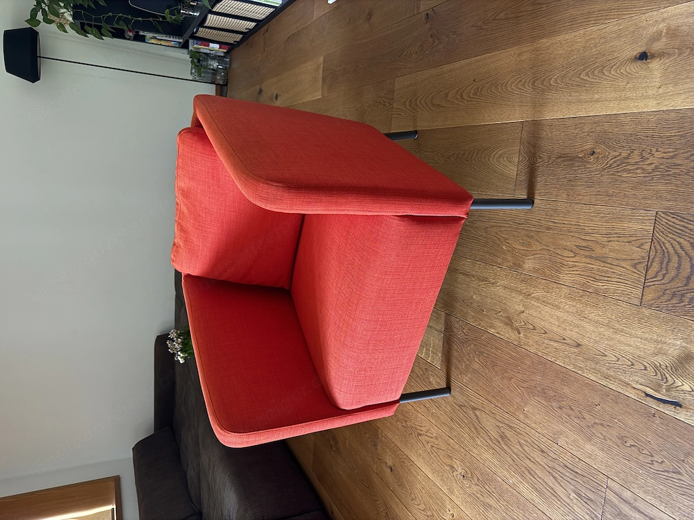 Gemütlicher Sessel in rot-orange