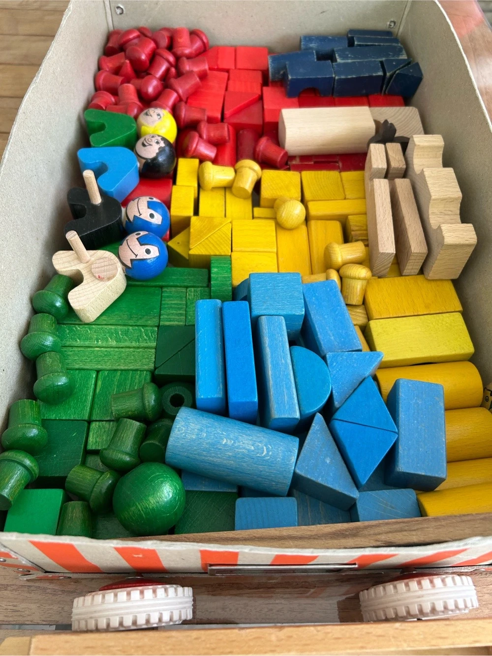Bunte Holzbausteine mit Holzwagen 180Stück