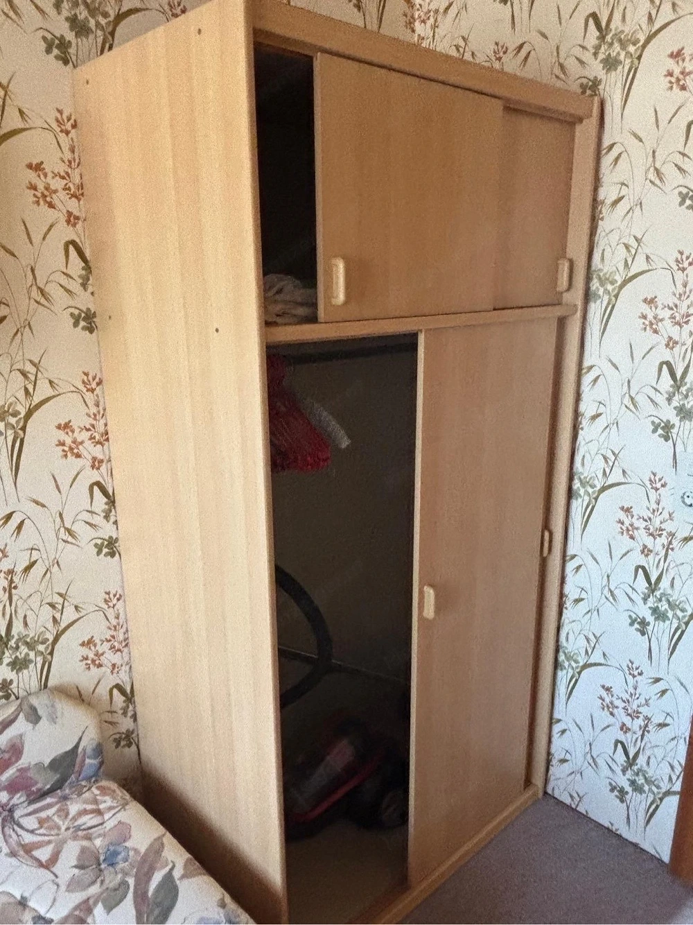 Kleiderschrank 