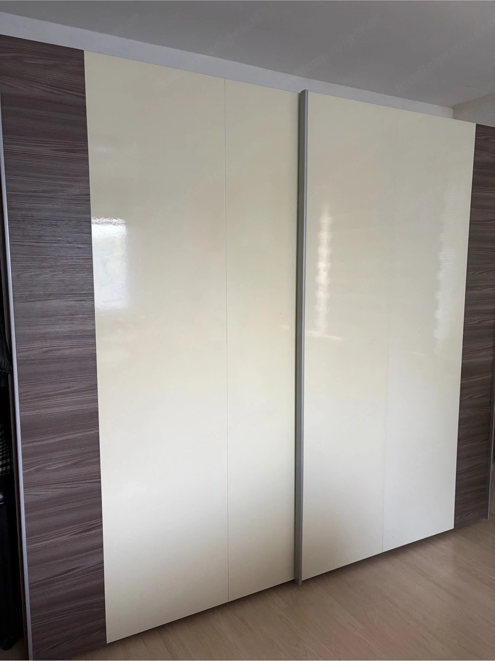 Kleiderschrank mit Schiebetüren
