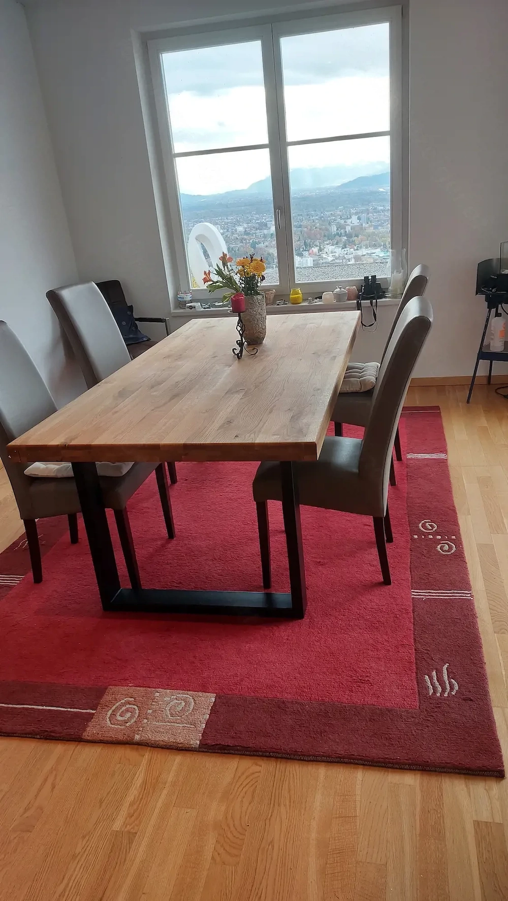 Schöner roter Teppich im Bestzustand