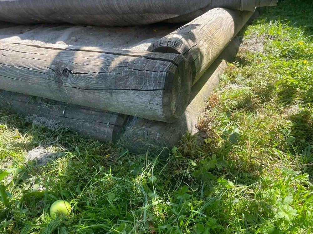 Sandkasten aus Rund-Pallisaden