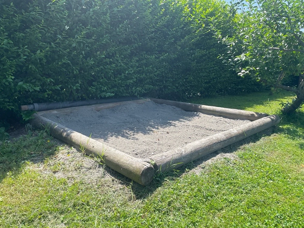 Sandkasten aus Rund-Pallisaden
