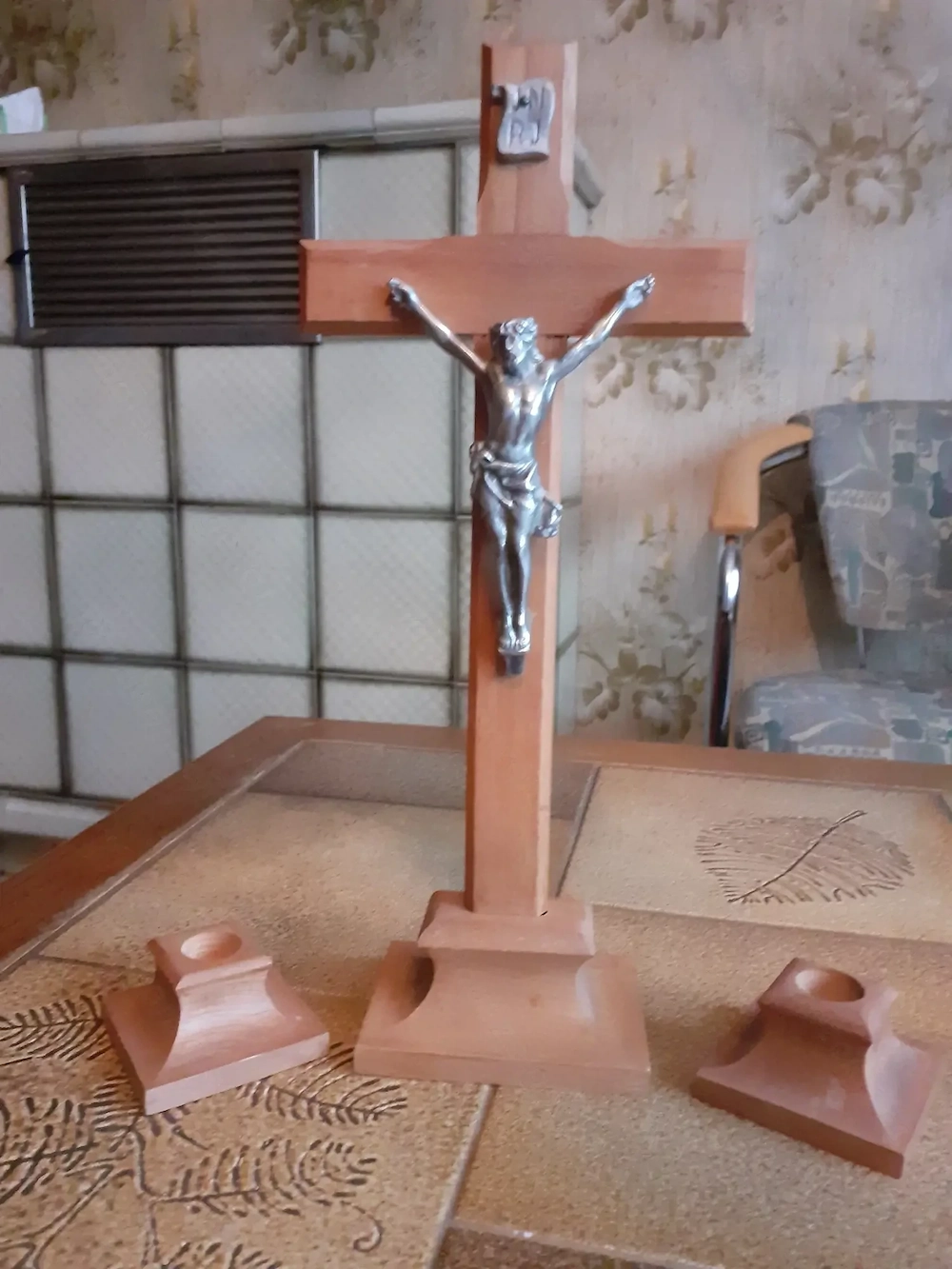 Holzkreuz mit Kerzenhalter