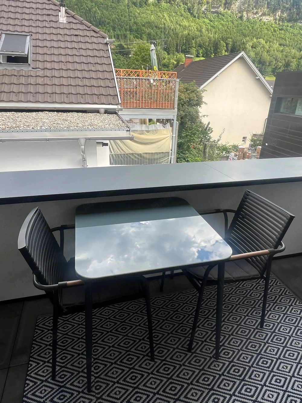 Terrassetisch mit Glasplatte und 2 Stühlen