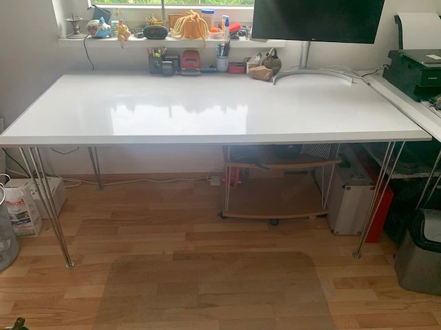Tische grau mit Metallbeinen