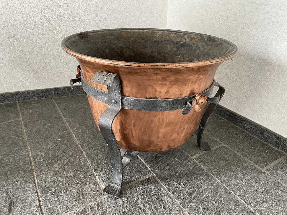 Wunderschöner großer Kupferkessel mit Gestell. Restauriert