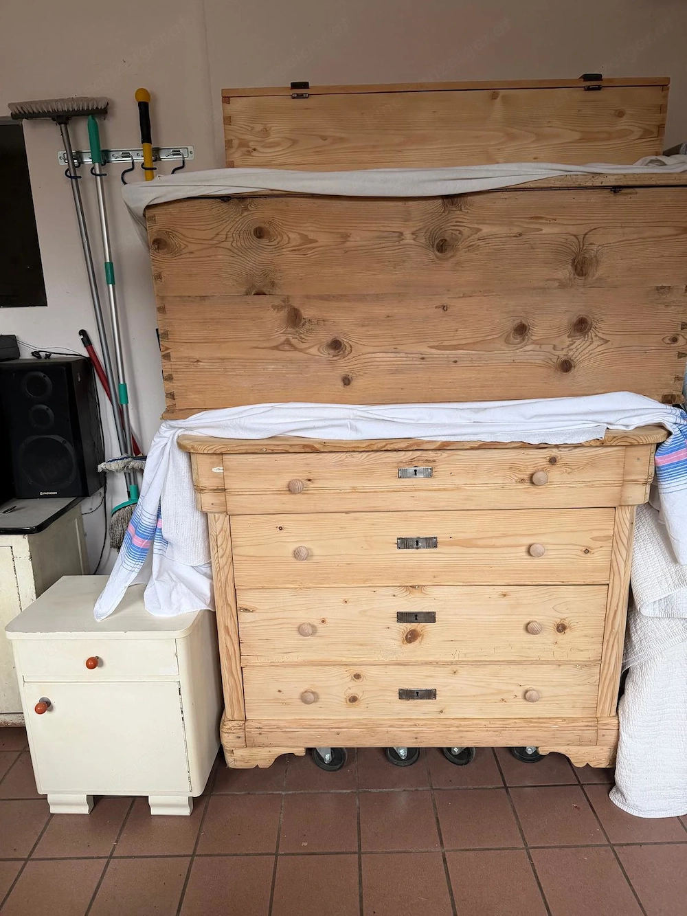 Schöne Kommoden und Truhen