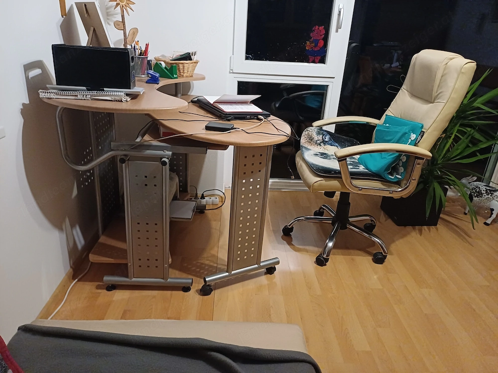 Bürotisch und Stuhl