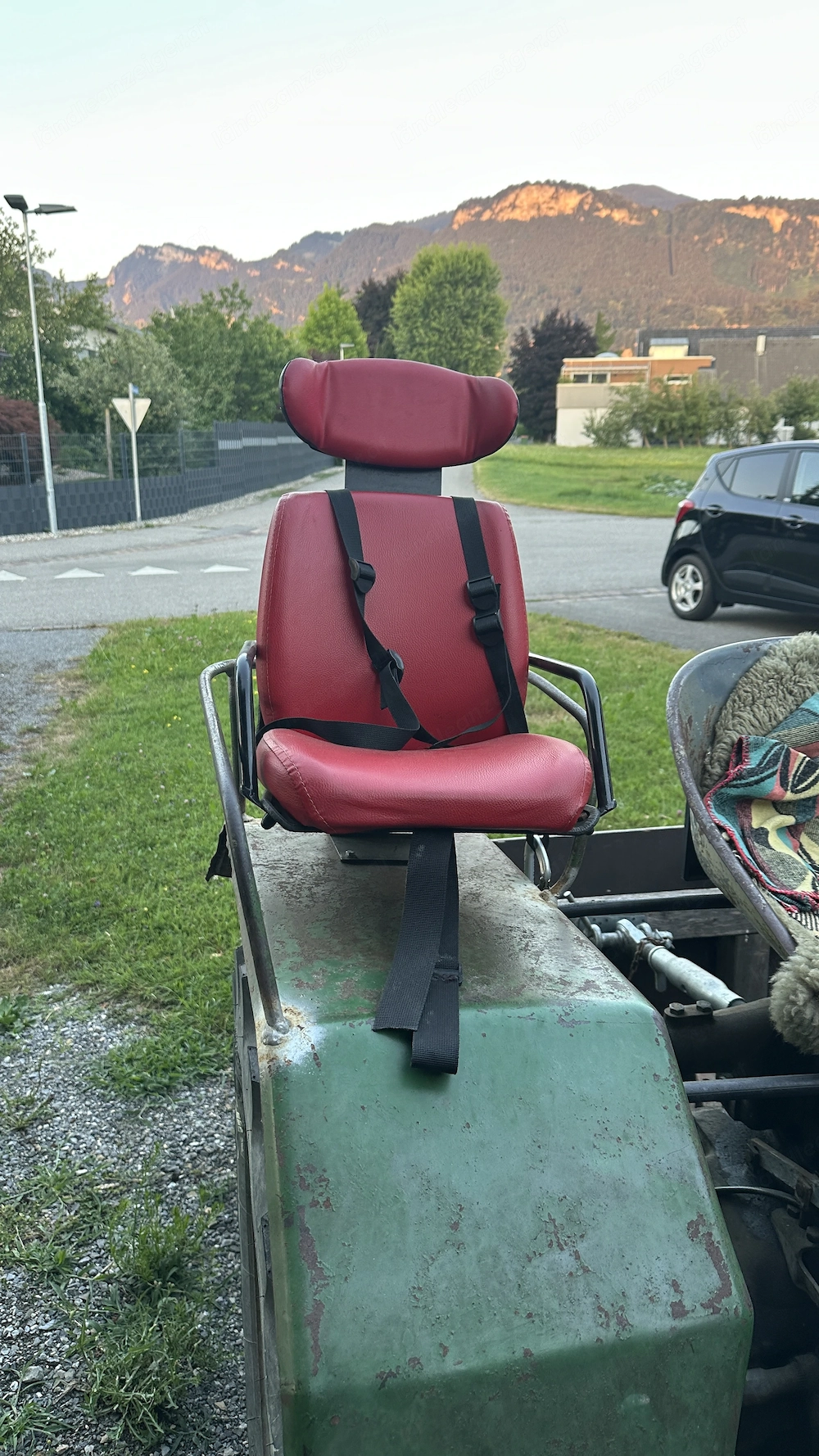Gefedeter Kindersitz für Traktor