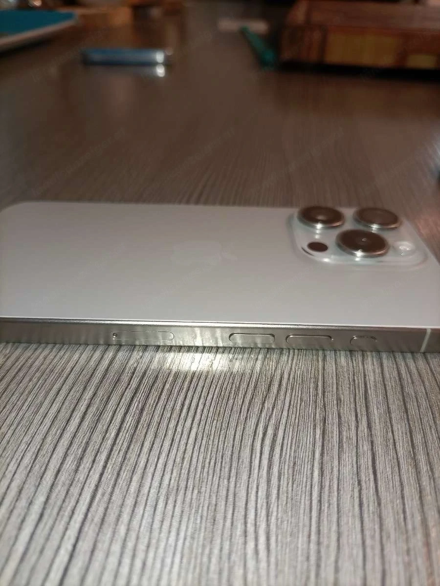 iphone 15 pro (inkl. guess hülle bei wunsch)