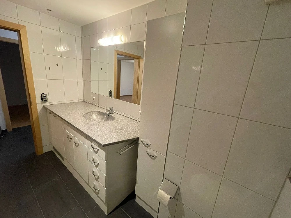 Modernes Badezimmermöbel mit viel Stauraum und Platz für eine Waschmaschine.