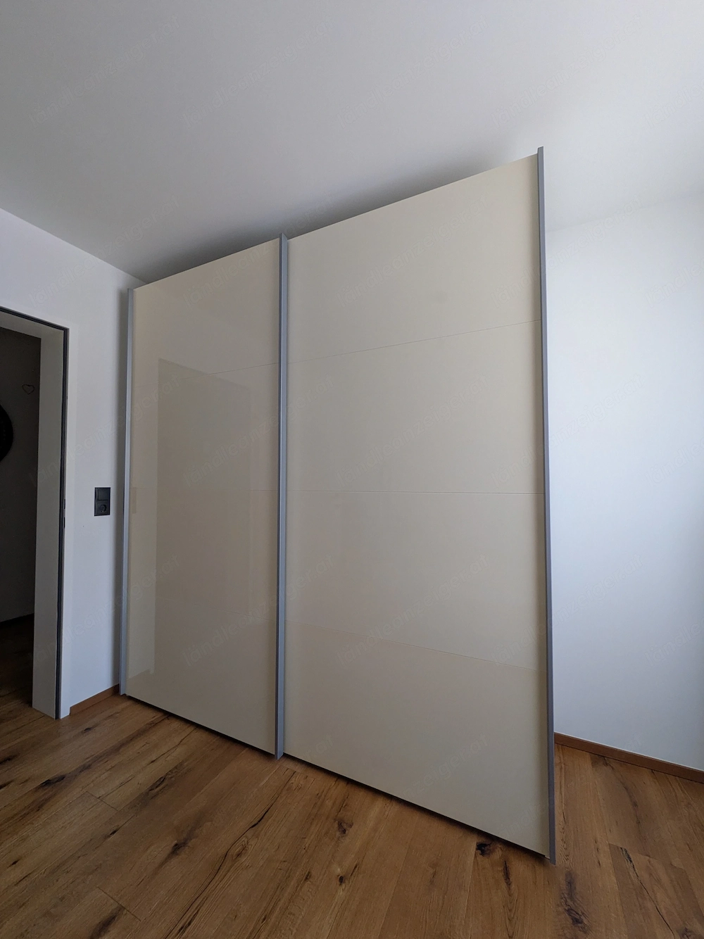 Schiebetürenschrank 