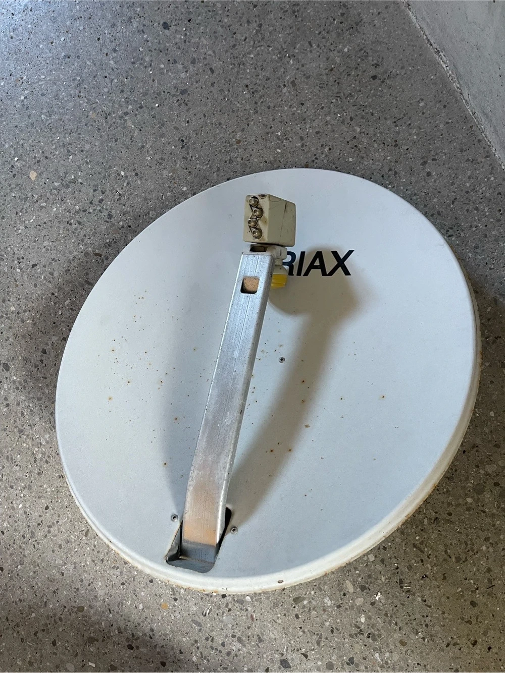 TRIAX Satellitenschüssel mit Quad-LNB und Wandhalterung
